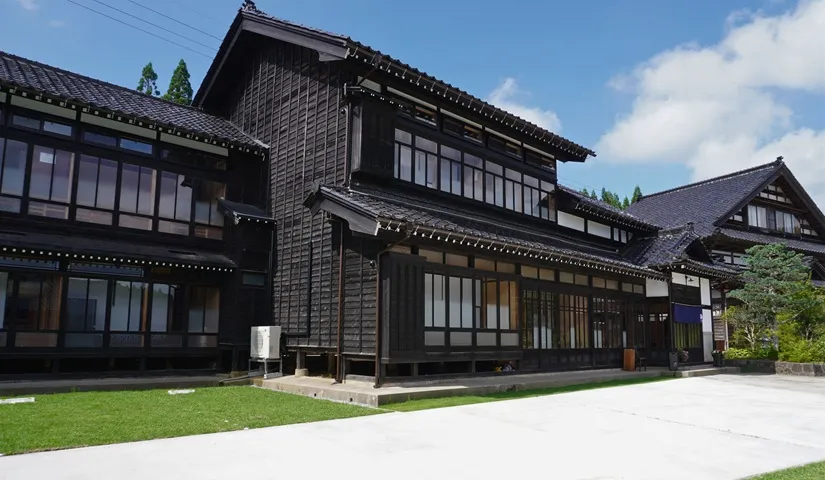 歴史ある古民家を今の時代にフットさせた外観